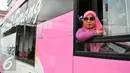 Sopir Bus Transjakarta khusus perempuan berpose saat peluncuran, Jakarta, Kamis (21/4). Bus yang dikhususkan untuk penumpang perempuan ini diluncurkan tepat dengan Hari Kartini. (Liputan6.com/Yoppy Renato)