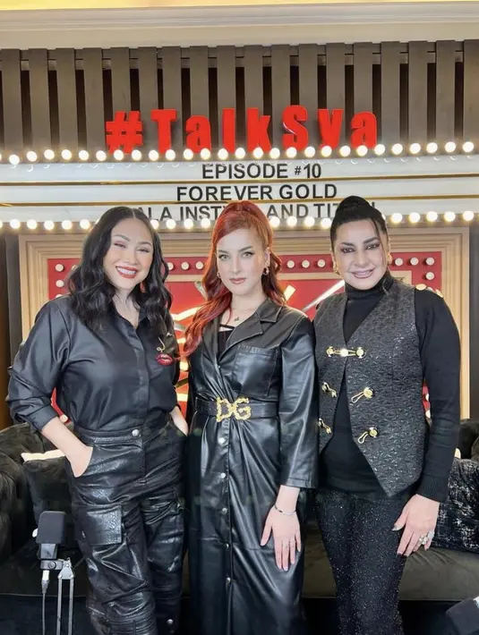 Di ragam kesempatan, ia tak pernah luput dari pesona yang memikat. Bahkan OOTD-nya tak kalah dari buah hatinya.  [Foto: Instagram/ Ala_Instyle]