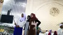 Sejumlah jemaah wanita melakukan wefie usai salat Idul Fitri di Masjid Istiqlal, Jakarta, Rabu (6/7). Selain menjalankan salat Idul Fitri, beberapa aktivitas mereka lakukan baik seusai ataupun sebelum salat. (Liputan6.com/Faizal Fanani)