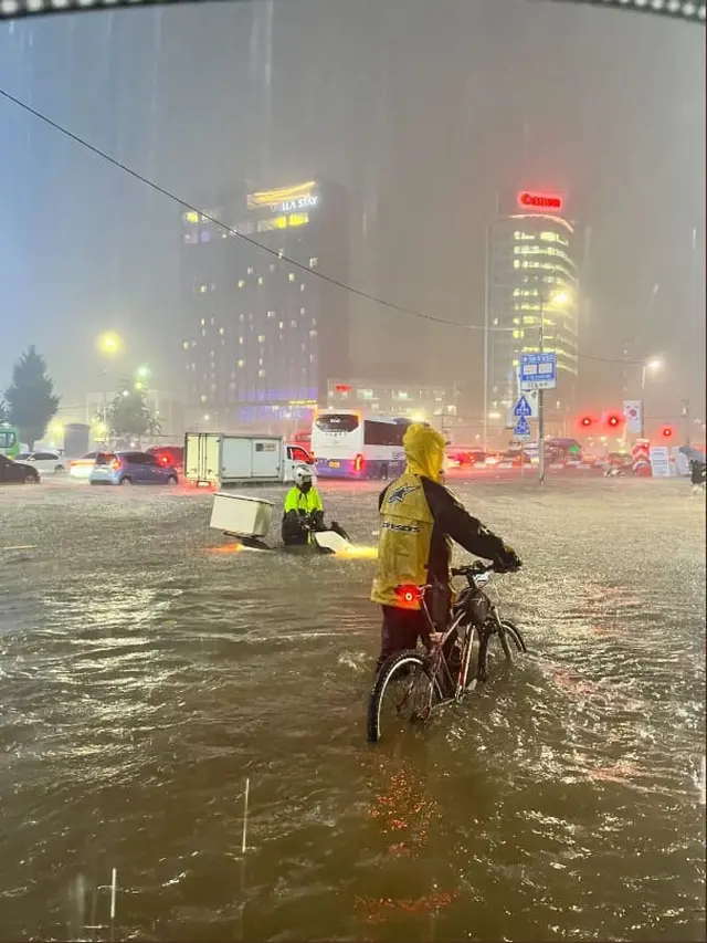 Jalanan banjir di pusat Gangnam, Seoul. (Foto: Twitter/RYUCHE_)