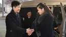 Pejabat Korea Selatan mneyambut kedatangan Delegasi Korea Utara, Hyon Song-wol di perbatasan kedua negara, Paju, Minggu (21/1). Delagasi beranggotakan tujuh pejabat Korea Utara itu dipimpin oleh Hyon Song-wol. (South Korea Unification Ministry via AP)