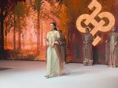 Gaun yang dikenakan Aaliyah memadukan kemewahan dengan kenyamanan, sempurna bagi ibu hamil. Selendang yang membalut tubuhnya membuat baby bump tersamarkan namun tetap memberikan siluet yang indah. Wajahnya pun berseri, mencerminkan kebahagiaan dalam menanti buah hati bersama Thariq Halilintar. (Liputan6.com/IG/@aaliyah.massaid)