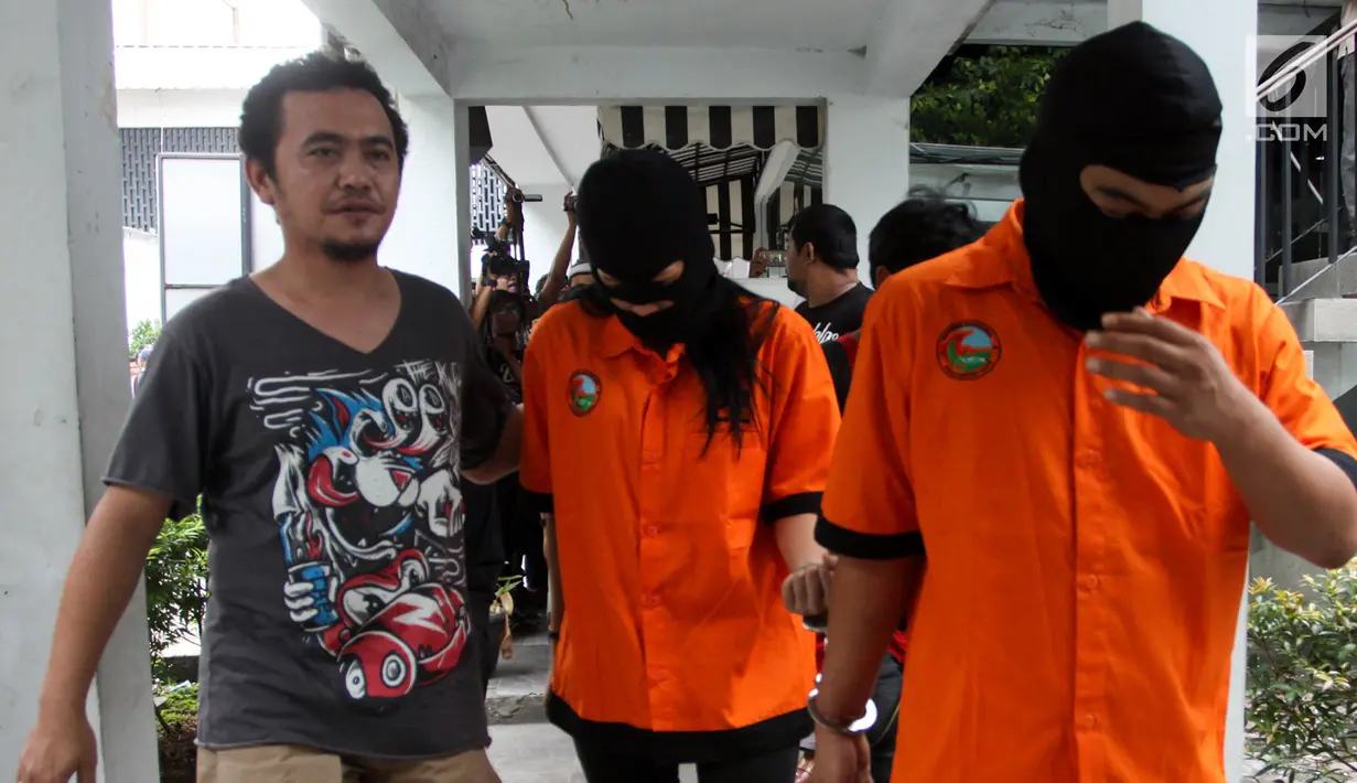 Kabid Humas Polda Metro Jaya Kombes Argo Yuwono memberikan keterangan saat rilis di Polda Metro Jaya, Jakarta, Kamis (15/6). Direktorat Reserse Narkoba Polda Metro Jaya tangkap anggota DPRD Tabanan Bali terkait narkoba. (Liputan6.com/Yoppy Renato)