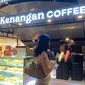 Seorang pengunjung sedang berada di Kenangan Coffee, Raffles City, Singapura. (Dok: Liputan6.com/dyah)