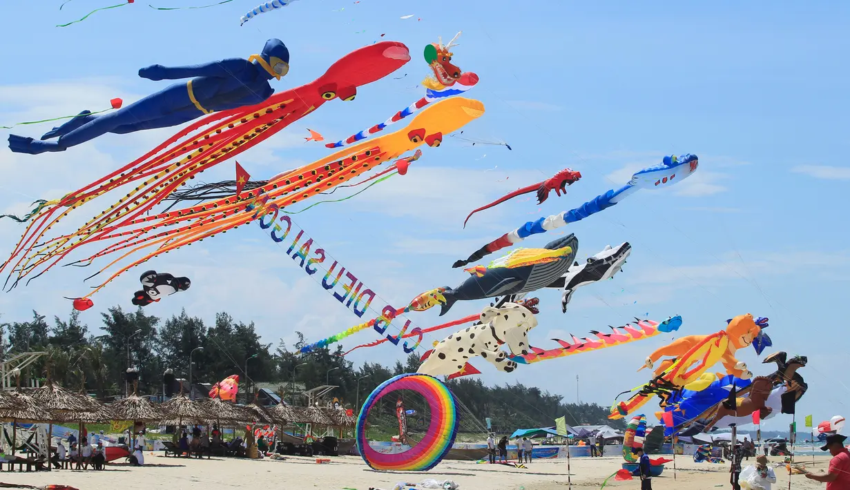 Layang-layang beraneka bentuk terbang diatas pantai Tam Thanh saat Festival Internasional Kite di Quang Nam, Vietnam (11/6). (AP Photo/Hau Dinh)