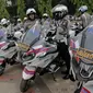Polisi mengecek fasilitas kendaraan pengamanan perayaan Natal 2019 dan Tahun Baru 2020 di Parkir Timur GBK, Jakarta, Senin (25/11/2019). Kendaraan yang dicek meliputi motor patwal, mobil patroli dan pengawasan jalan hingga angkutan derek. (Liputan6.com/Faizal Fanani)