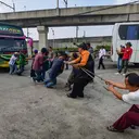 Keseruan Lomba Tarik Bus Meriahkan HUT Kemerdekaan RI ke-81 RI