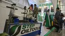 Sejumlah pengunjung tampak mengunjungi sebuah stan di pameran Indonesian Petroleum Association di Jakarta Convention Center, Jakarta, Rabu (20/5/2015). (Liputan6.com/Faizal Fanani)