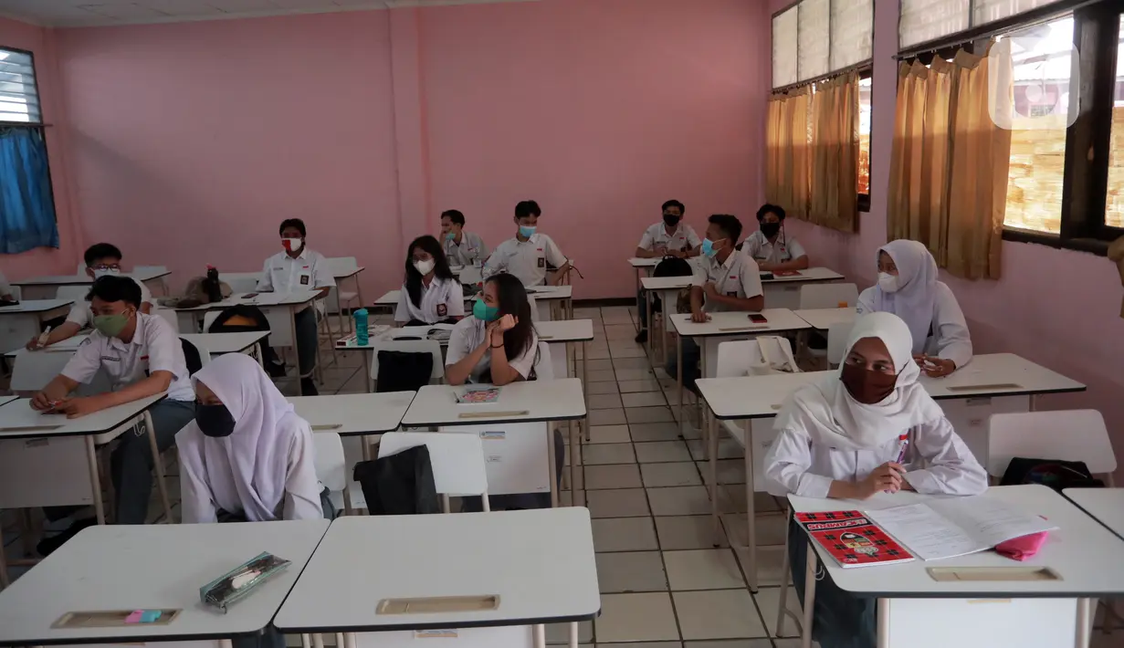 Siswa mengikuti uji coba pembelajaran tatap muka (PTM) terbatas di SMAN 1 Kota Tangerang, Banten, Senin (6/9/2021). Dinas Pendidikan Provinsi Banten uji coba PTM di SMA di Kota Tangerang secara terbatas dengan sistem bergiliran serta menerapkan protokol kesehatan ketat. (Liputan6.com/Angga Yuniar)