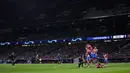 Penyerang Manchester United, Cristiano Ronaldo melakukan tendangan bebas melawan Atletico Madrid pada pertandingan leg pertama babak 16 besar Liga Champions di Stadion Wanda Metropolitano, Kamis (24/2/2022). Atletico bermain imbang atas Manchester United 1-1. (AP Photo/Manu Fernandez)