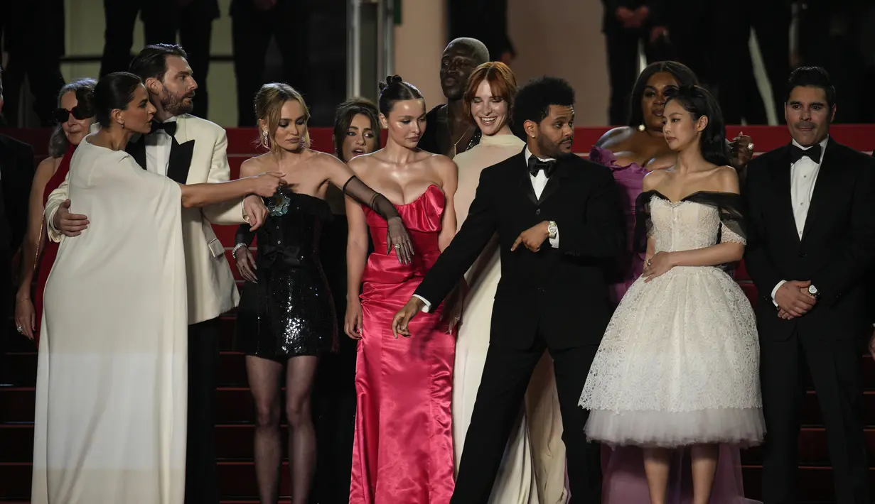 Produser Ashley Levinsonsutradara Sam Levinson, Lily-Rose Depp, Rachel Sennott, Sophie Mudd, Moses Sumney, Hari Nef, Abel Tesfaye, Da'Vine Joy Randolph, Jennie Ruby Jane dan produser Reza Fahim berpose di pemutaran perdana serial televisi The Idol di festival film internasional ke-76, Cannes, Prancis. (AP Photo/Daniel Cole)