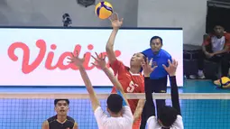 Pemain Timnas Voli putra Indonesia U-20, Dawuda Alaihi Massalam (tengah) melepaskan spike yang berusaha dibendung dua pemain Arab Saudi, Rashad Abuelkhir (kanan) dan Ali J. pada laga Grup A Kejuaraan Bola Voli Asia Putra AVC U-20 2024 di Jawa Pos Arena, Surabaya, Rabu, 24 Juli 2024. (Dok. PBVSI)