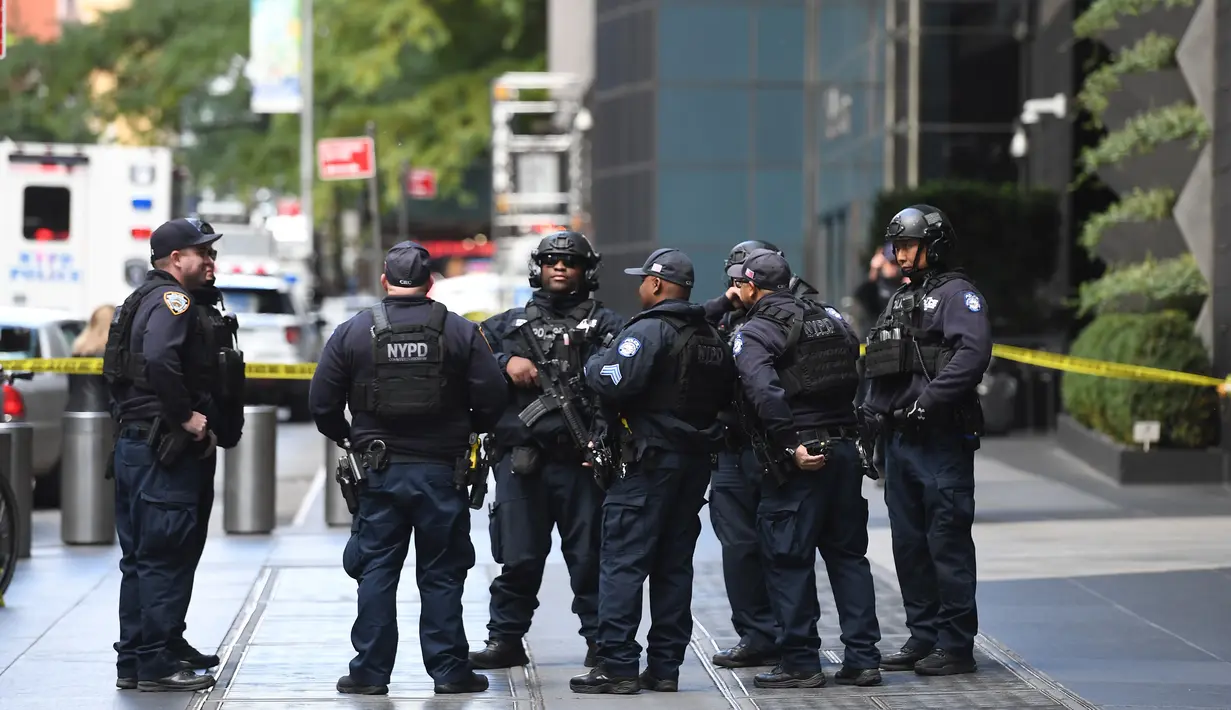Aparat kepolsiian berjaga di luar Gedung Time Warner setelah paket bom pipa dikirimkan di mana kantor CNN New York beroperasi, Rabu (24/10). Paket tampak seperti pipa dan ada jaringan kabelnya ditemukan di kotak surat kantor CNN. (TIMOTHY A. CLARY/AFP)