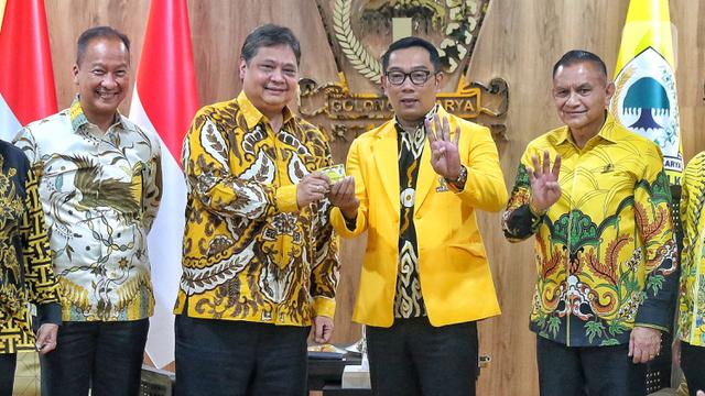 Dipakaikan Jas Kuning, Ridwan Kamil Resmi Gabung ke Golkar