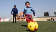 Murtaza Ahmadi (5) memakai kostum dari kantong kresek saat bermain sepak bola di markas Federasi Sepak Bola Afghanistan di Kabul, (2/2). Ahmadi tenar setelah fotonya dengan mengenakan kostum kresek "Messi" menyentuh hati netizen. (REUTERS / Omar Sobhani)