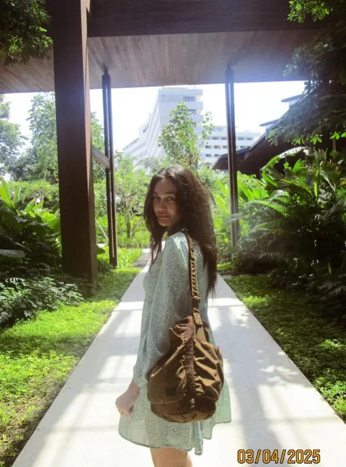 6 Model Rambut Panjang Bergelombang ala Luna Maya, Simpel Tapi Classy