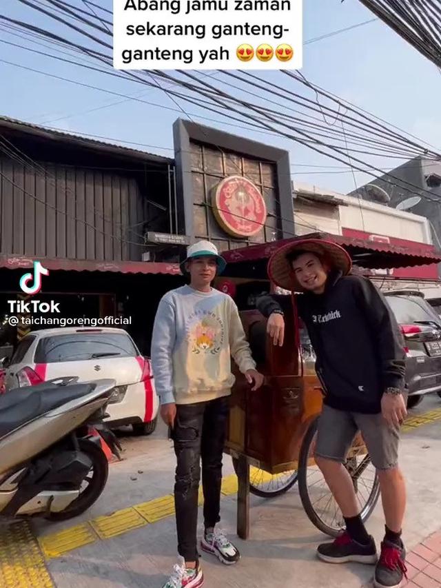 Okin dengan Kembaran Tukang Jamu