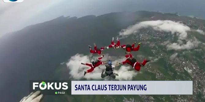 Bagi Kado Natal, Puluhan Santa Claus Terjung Payung dari Langit Jayapura