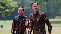 Presiden Joko Widodo atau Jokowi (kiri) berbincang dengan PM Belanda Mark Rutte sebelum pertemuan di Istana Bogor, Jawa Barat, Senin (7/10/19). Pertemuan itu membahas kerja sama strategis antara Indonesia dan Belanda kedepan berdasarkan prinsip kemitraan komprehensif. (AP/Dita Alangkara)