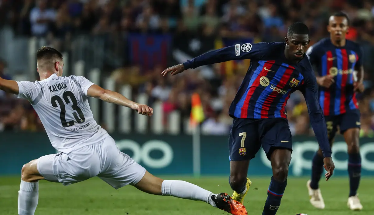 Penyerang Barcelona, Ousmane Dembele berusaha melewati pemain Viktoria Plzen, Lukas Kalvach selama pertandingan Grup C Liga Champions di stadion Camp Nou di Barcelona, Spanyol, Kamis (8/9/2022). Dengan kemenangan ini, Barcelona berhasil memimpin klasemen dengan 3 poin. (AP Photo/Joan Monfort)