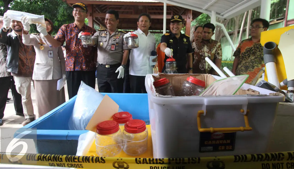 Direktur Kriminal Khusus Polda Metro Jaya merilis perdagangan ilegal bibit lobster di Polda Metro Jaya, Jakarta, Jumat (23/12). Pelaku terancam hukuman penjara paling lama enam tahun dan denda paling banyak Rp 1,5 miliar. (Liputan6.com/Gempur M. Surya)