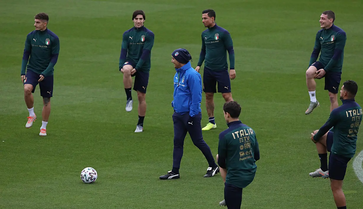 Para pemain Italia melakukan pemanasan selama sesi latihan tim di Coverciano, dekat Florence, Italia (11/11/2019). Italia akan bertanding melawan Bosnia Herzegovina dan Armenia pada Grup J Piala Eropa 2020. (Claudio Giovannini / ANSA via AP)