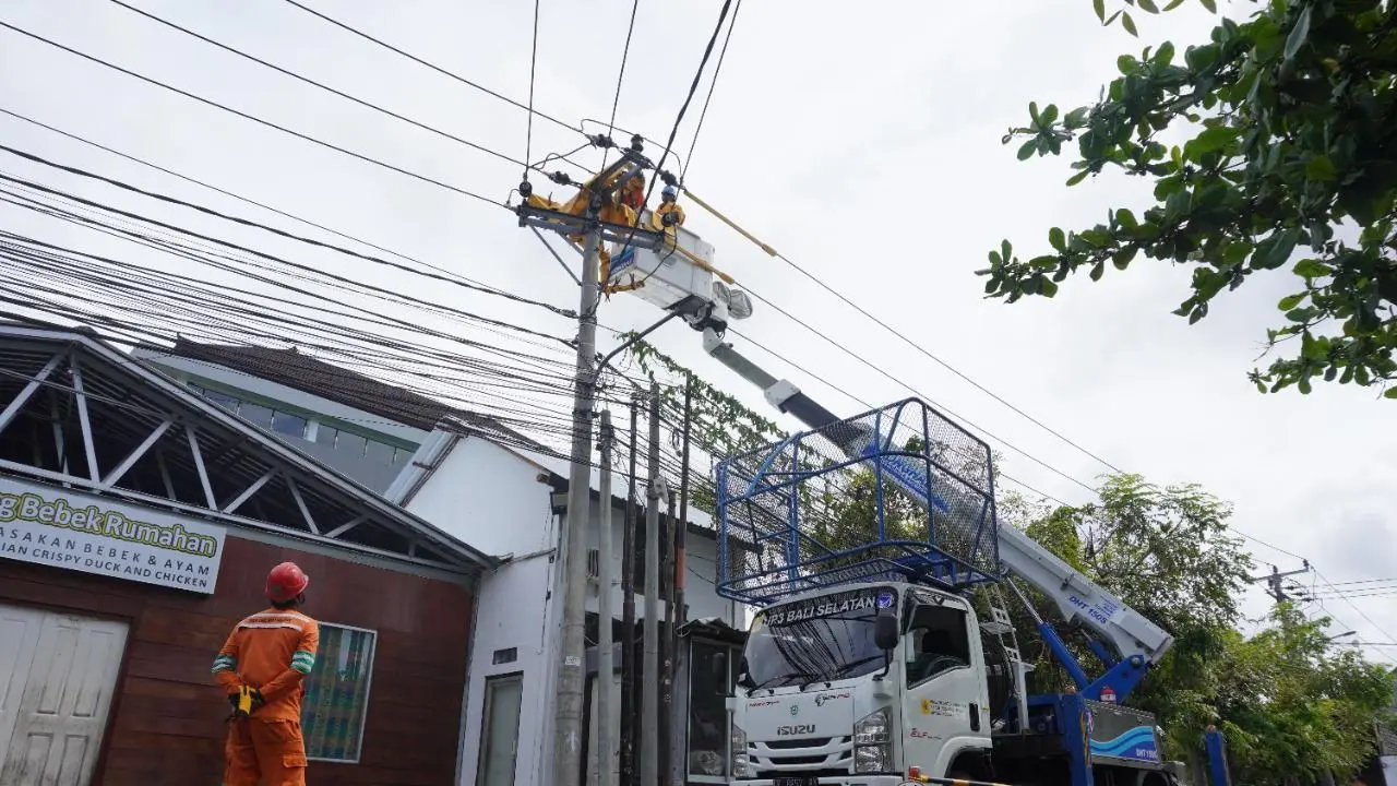 PLN menyiagakan 1.000 personel siaga yang tersebar di 52 posko di Bali untuk memastikan perayaan Nyepi dapat berjalan dengan lancar.(Foto: PLN)