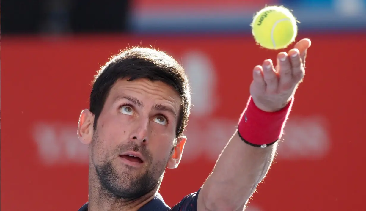 Petenis Serbia, Novak Djokovic menservis bola selama bertanding melawan Lucas Pouille dari Prancis usai di Tenis Jepang Terbuka 2019 di Ariake Coliseum, Tokyo, Jumat (4/10/2019). Djokovic menang dengan skor 6-1, 6-2 atas Pouille. (AFP Photo/Toshifumi Kitamura)