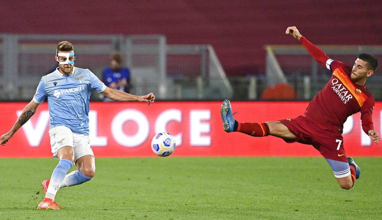 Pemain Lazio, Sergej Milinkovic-Savic, melepaskan tendangan saat melawan AS Roma pada laga Liga Italia di Stadion Olimpico, Roma, Minggu (16/5/2021). AS Roma menang dengan skor 2-0. (Fabrizio Corradetti/LaPresse via AP)