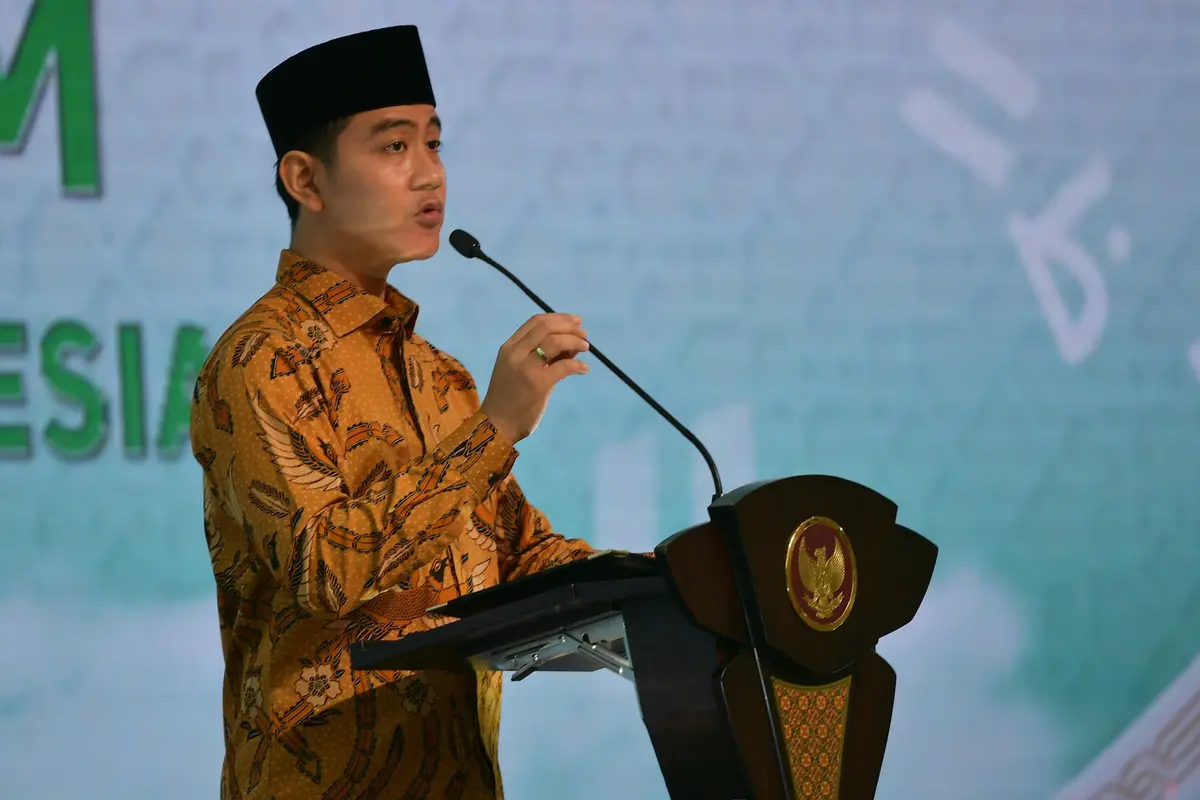Wakil Presiden (Wapres) Gibran Rakabuming Raka menyampaikan pidato di penutupan Muktamar ke-15 Persatuan Ummat Islam (PUI) di Aula Raja Inal Siregar, Kantor Gubernur Sumatera Utara.