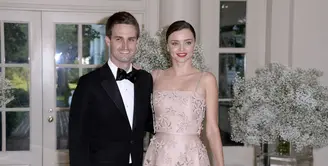 Miranda Kerr dan Evan Spiegel yang sudah resmi bertunangan kabarnya akan segera mungkin melangsungkan pernikahan mereka. Menuju hari bahagia tersebut, tersebar foto-foto pesta pertunangan mereka. (AFP/Bintang.com)