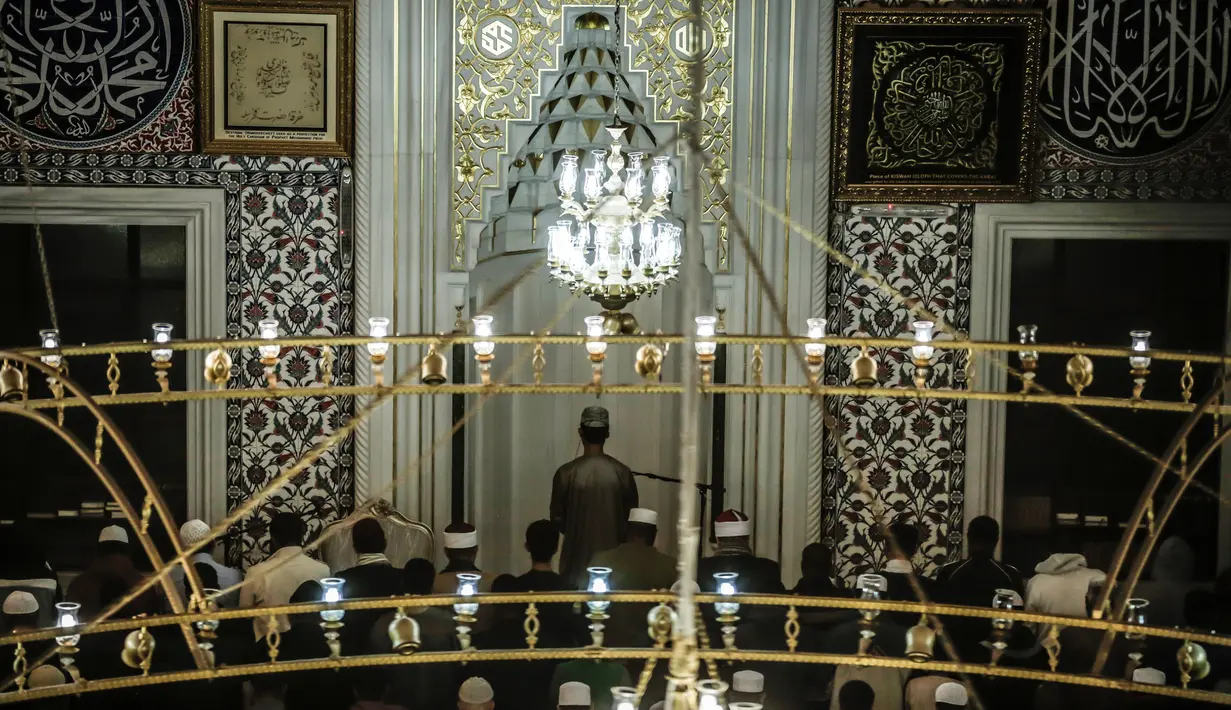 Jemaah menunaikan salat tarawih malam pertama Ramadan 1439 H di Masjid Nizamiye di Midrand, Johannesburg, Afrika Selatan (16/5). Masjid ini diresmikan oleh Presiden Afrika Selatan Jacob Zuma pada 4 Oktober 2012. (AFP Photo/Gulshan Khan)