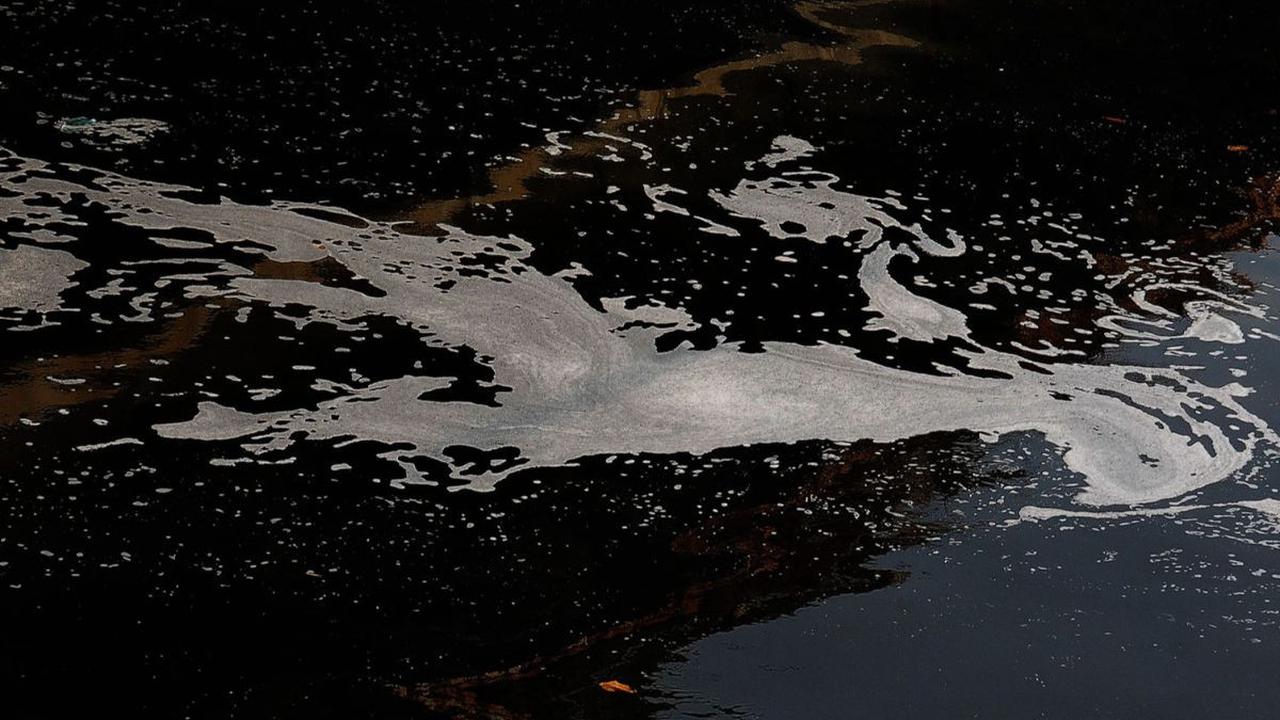Pencemaran limbah industri pada aliran Kali Bekasi belakangan tampak semakin parah. Sebagaimana yang terlihat di Bendungan Kali Bekasi, pada Rabu (20/9/2023), kondisi air terlihat berwarna hitam pekat.