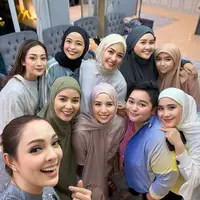 Potret buka bersama Reisa Broto Asmoro dengan selebriti lainnya (Sumber: Instagram/@reisabrotoasmoro)