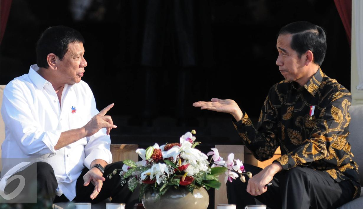 Jokowi mengajak Duterte berbincang di beranda belakang Istana Negara, Jakarta, Jumat (9/9). Hanya pemimpin negara dengan hubungan dekatlah yang diajak berbincang di beranda belakang Istana oleh Jokowi. (Liputan6.com/ Faizal Fanani)