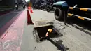 Petugas PPSU menemukan kulit kabel di gorong-gorong saluran air Jalan Gatot Subroto, Jakarta Selatan, Senin (6/3). Kulit kabel ini dianggap menjadi penyebab utama terjadinya banjir di Jalan Gatot Subroto pada 2 Maret 2017 lalu. (Liputan6.com/Johan Tallo)
