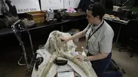 Ashley Leger menunjukkan tengkorak mammoth muda yang ditemukan dalam konstruksi di Metro Purple Line, Los Angeles. (AP News)
