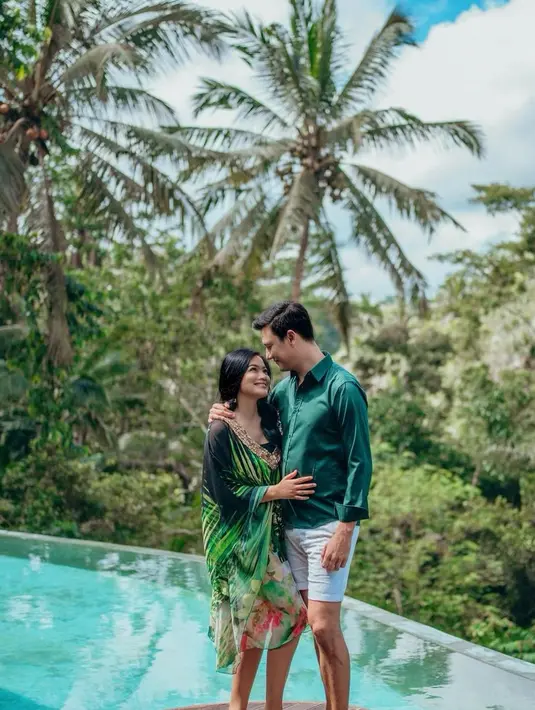 "Doaku setiap hari, awet & langgeng terus sama kamu @csugiono 😍😍😍 i love you. #23years #couple," ujar Titi di laman Instagramnya, titi_kamall. (Instagram/titi_kamall)