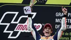 Marc Marquez merayakan kemenangan di Katalunya (JOSEP LAGO / AFP)