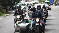 Gubernur Jawa Barat Ridwan Kamil membonceng Tjetjep Heryana menggunakan vespa sespan keliling Kota Mataram, Nusa Tenggara Barat, Minggu (20/3/2022).