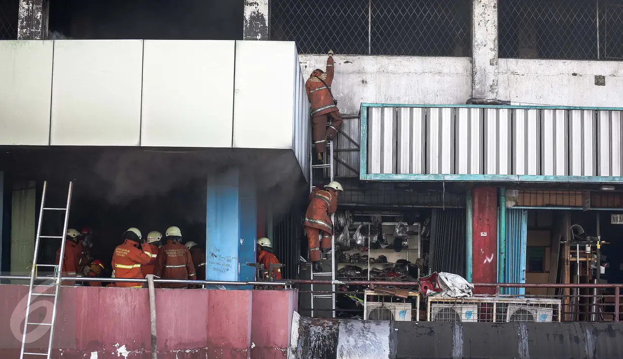 Petugas pemadam kebakaran berjibaku melakukan pemadaman di Pasar Senen, Jakarta Pusat, Kamis (19/1). Petugas kesulitan memadamkan api karena banyaknya bahan yang mudah terbakar dan sulitnya petugas menjangkau titik api. (Liputan6.com/Faizal Fanani)