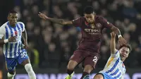 Duel Savinho dan Adam Webster dalam laga Brighton vs Manchester City di Premier League 2024/2025. (c) AP Photo/Alastair Grant