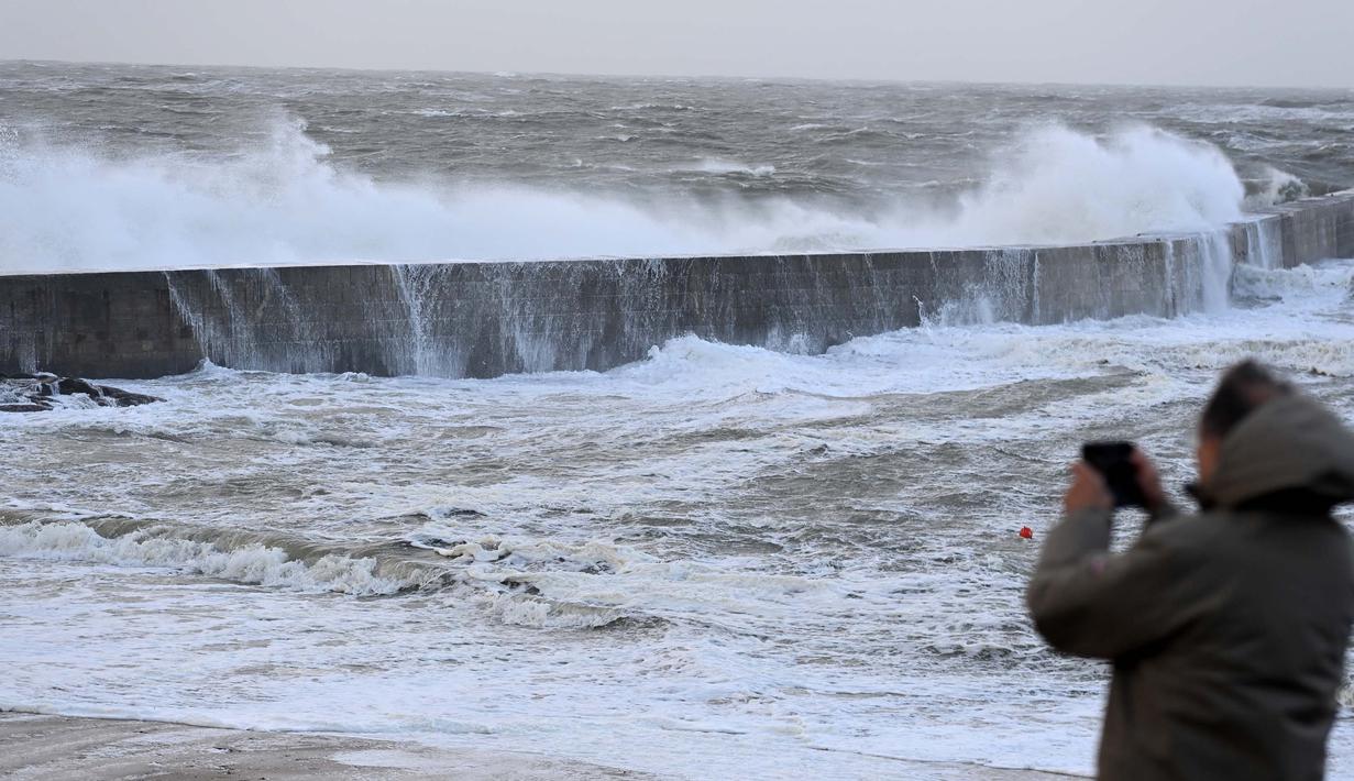 Sebagian besar wilayah barat laut Eropa dalam keadaan siaga menyusul ancaman terjangan badai Ciaran. (Sebastien SALOM-GOMIS/AFP)