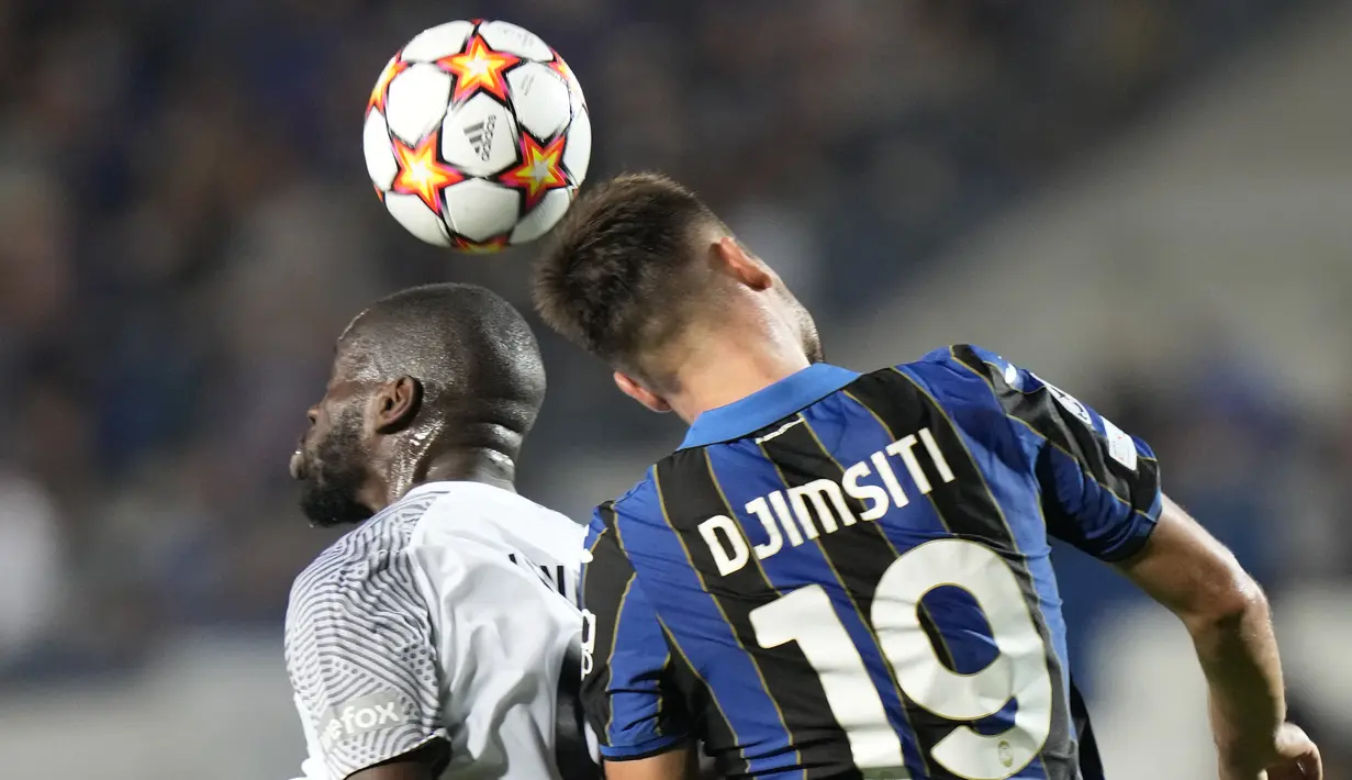 Pemain Young Boys, Wilfried Kanga berebut bola udara dengan pemain Atalanta, Berat Djimsiti pada pertandingan grup F Liga Champions di Stadion Gewiss di Bergamo, Italia, Kamis (30/9/2021). Atalanta menang tipis atas Young Boys dengan skor 1-0. (AP Photo/Luca Bruno)
