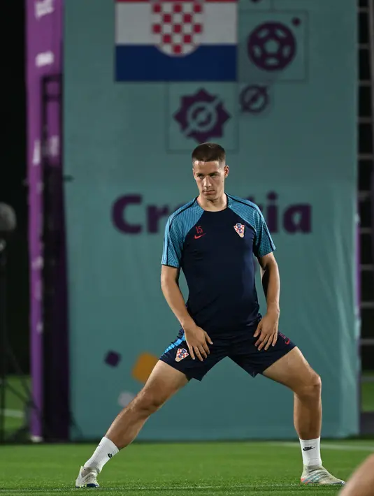 Gelandang Kroasia Mario Pasalic mengikuti sesi latihan di tempat latihan Al Erssal, Doha, Qatar, Rabu (30/11/2022). Pada laga selanjutnya gelandang Kroasia Ivan Perišić akan bertemu gelandang Belgia De Bruyne yang ia nilai sebagai gelandang top dunia. (OZAN KOSE/AFP)