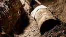 Bom zaman Perang Dunia II berbobot 1,8 ton yang berhasil dijinakkan di pusat Kota Augsburg, Jerman, Minggu (25/12). Otoritas setempat yang menjinakkan bom itu mengharuskan lebih dari 54.000 warga meninggalkan rumah untuk mengungsi (REUTERS/Michaela Rehle)