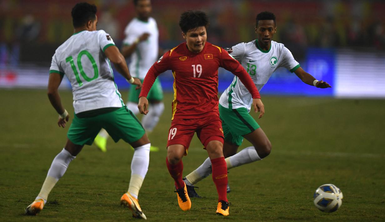 Pemain bertubuh mungil ini memiliki gaya bermain yang mirip Lionel Messi. Nguyen Quang Hai punya kemampuan menggiring bola yang baik sehingga si kulit bulat seakan selalu menempel di kaki kirinya. (AFP/Nhac Nguyen)