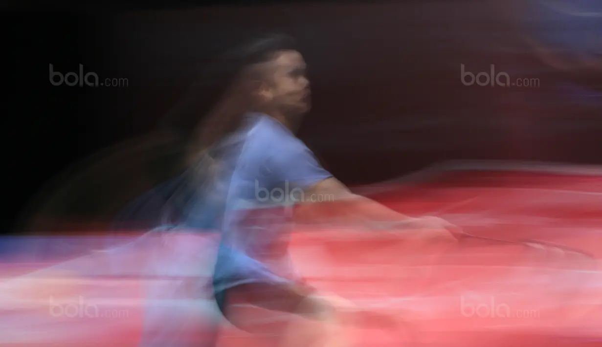 Gerakan cepat Anthony Ginting saat mengembalikan kok ke arah Chen Long pada perempatfinal Daihatsu Indonesia Master 2018 di Istora Senayan, Kamis (26/1/2018). Anthony menang 21-11 16-21 21-18. (Bola.com/Nick Hanoatubun)