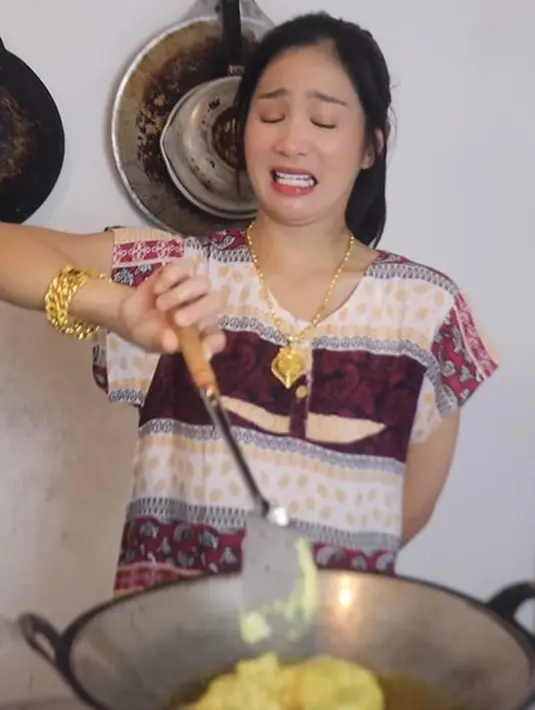 Bunga Zainal yang tetap berdaster dan dengan mimik lucu saat menggoreng [Instagram/bungazainal05]