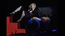 Penyanyi Madonna terjatuh dari tangga di atas panggung saat menyanyikan lagu barunya, Living For Love, di gelaran Brit Awards 2015, London, Rabu (25/2/2015) malam. (REUTERS/Toby Melville)